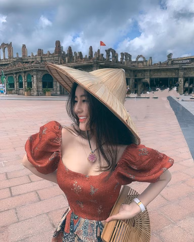 Ngọc Trân luôn thu hút nhiều người hâm mộ trên mạng xã hội nhờ những tấm ảnh ăn mặc gợi cảm khoe vóc dáng và gương mặt xinh xắn cuốn hút.