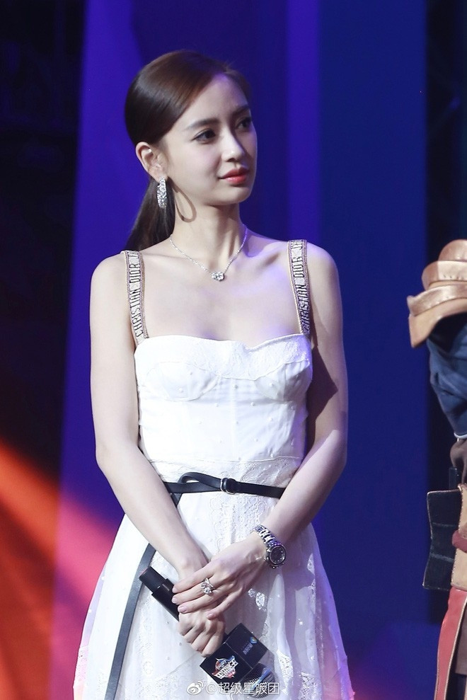 Chiếc đầm xa xỉ của Dior không hề hợp với vóc dáng gầy gò quá mức của Angela Baby.