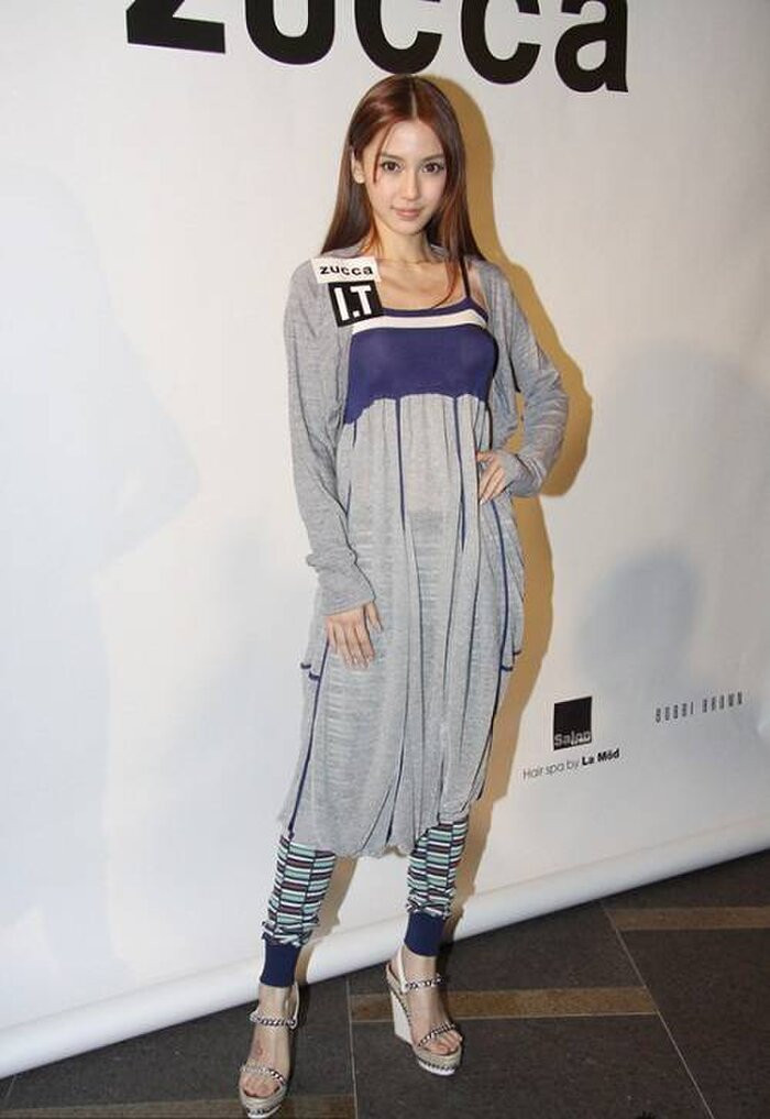 Trang phục luộm thuộm trông chẳng khác gì người thuộc “cái bang” của nữ diễn viên xinh đẹp.