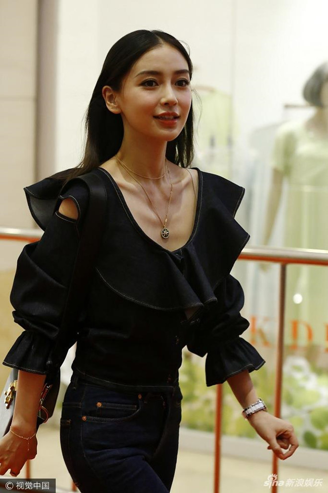 Angelababy cũng có khoảng thời gian lọt top những ngôi sao ăn mặc xấu nhất Cbiz bởi thân hình "cò hương" của mình.
