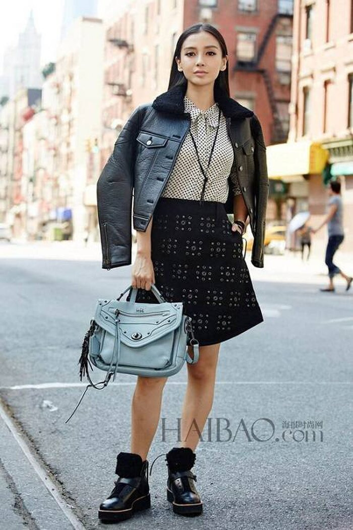 Bộ trang phục da hầm hố này bị mất điểm hoàn toàn khi cô phối với boots lông tạo cảm giác chân bị ngắn, phần dưới nặng nề.