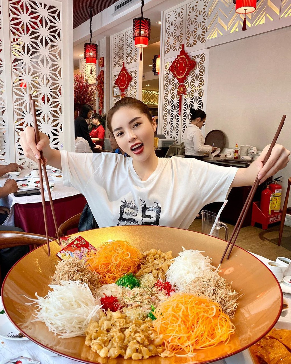 Với mong ước về một năm mới may mắn, nhiều tài lộc, cặp đôi Kỳ Duyên - Minh Triệu đã cùng nhau thưởng thức món gỏi Yu Sheng trong ngày đầu năm mới.