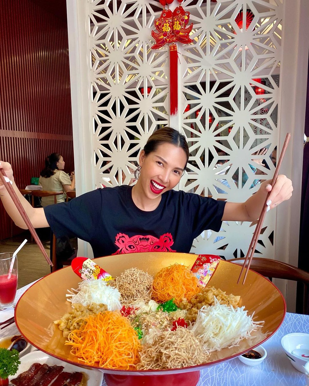 Minh Triệu chia sẻ trên trang cá nhân những hình ảnh ấn tượng về trải nghiệm lần đầu tiên thưởng thức món gỏi phát tài. Ảnh: Instagram NV.