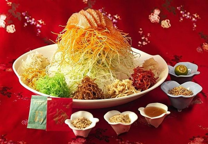 Gỏi phát tài là một món ăn đặc trưng ngày đầu năm của Singapore gồm 7 nguyên liệu chính gồm cá hồi, các loại rau như đu đủ bào, khoai môn bào…, các loại nước sốt và gia vị kèm theo đều mang một ý nghĩa may mắn trong năm mới.