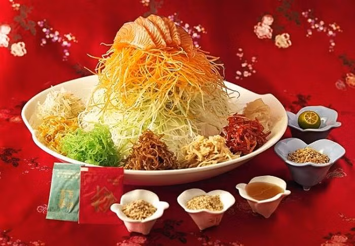 Gỏi phát tài là một món ăn đặc trưng ngày đầu năm của Singapore gồm 7 nguyên liệu chính gồm cá hồi, các loại rau như đu đủ bào, khoai môn bào…, các loại nước sốt và gia vị kèm theo đều mang một ý nghĩa may mắn trong năm mới.