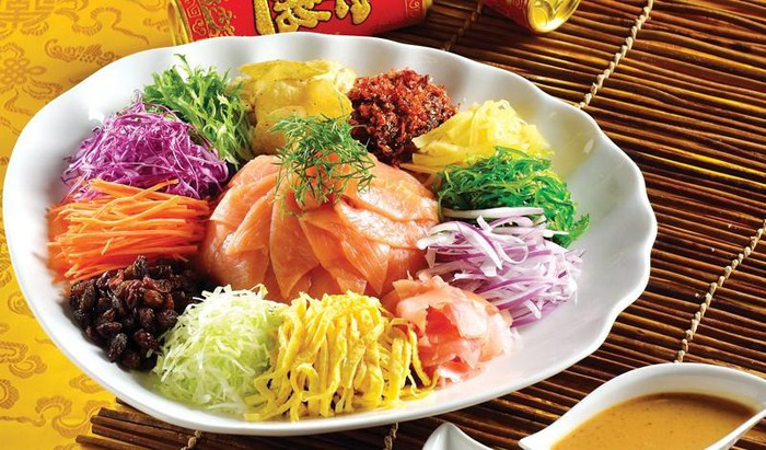 Cụ thể như cá - phồn vinh, thượng dư; bưởi - may mắn, phú quý; tiêu – kho báu càng ngày càng nhiều; dầu ăn – tiền vào như nước; cà rốt – mang lại vận đỏ; củ cải xanh – trường thọ, mãi mãi tuổi thanh xuân; củ cải trắng - làm ăn phát đạt, thăng tiến trong nghề nghiệp; phồng tôm - ngân lượng chảy vào nhà như nước…