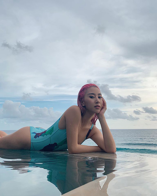 Người đẹp chơi thân cùng nhóm với Chi Pu, Salim, SunHT. Nhóm chơi với nhau từ khi còn là hot girl nổi tiếng Hà thành.