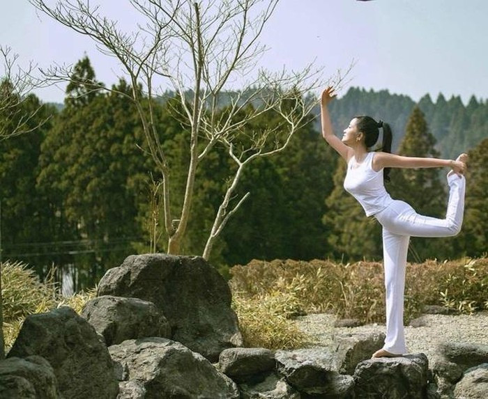 Hồng Nhung từng chia sẻ với người hâm mộ, yoga giúp cô có được vóc dáng đẹp, sức dẻo dai bền bỉ và một tinh thần sáng suốt nhanh nhạy.