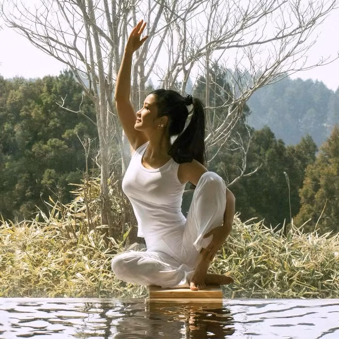 Ở tuổi 50, nữ ca sĩ sinh năm 1970 nổi tiếng là nghệ sĩ sở hữu nét đẹp không tuổi. Những lần nữ diva khoe ảnh với bikini, người hâm mộ không thể phủ nhận sự thật Hồng Nhung quá trẻ và đẹp ở tuổi ngũ tuần. Tuy chiều cao không nổi bật nhưng Hồng Nhung lại có vòng eo đáng mơ ước, săn chắc.