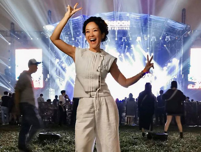 Nữ ca sĩ cũng khuyên chị em phụ nữ có thể tập những động tác cơ bản như ngồi thiền, hít thở thật sâu, tĩnh tâm... trong khoảng 15 phút sau khi thức dậy hoặc trước khi đi ngủ, hoặc sau 2 - 3 tiếng làm việc liên tục hãy dành ra 10 phút để thực hành những động tác này.