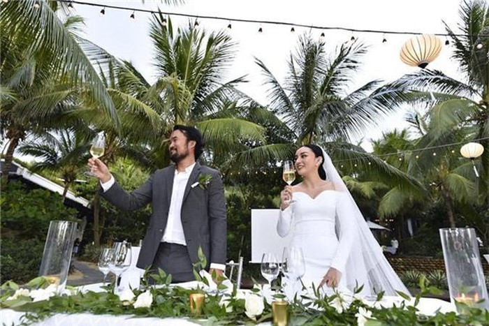 Minh Châu có đời tư kín tiếng nên nhiều người bất ngờ khi cô lên xe hoa với tỷ phú Thái Lan. Cô nàng sở hữu gu thời trang sang chảnh, kiều diễm như công chúa.