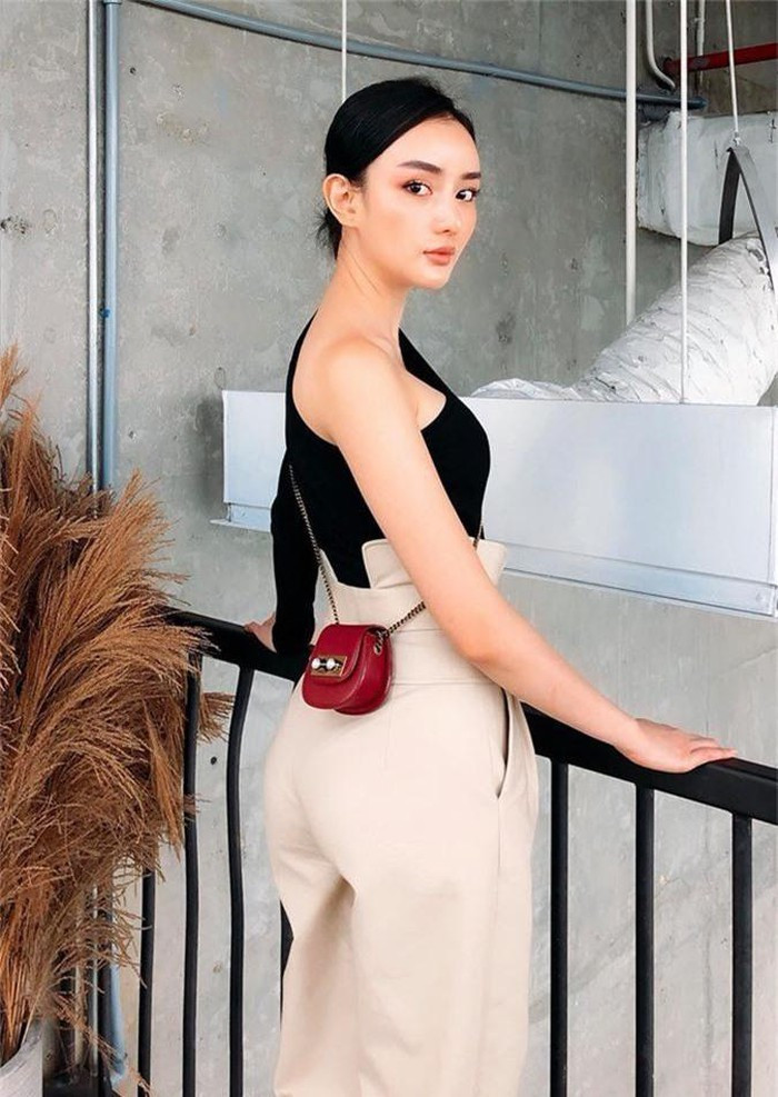 Cách phối áo bó sát lệch vai với quần cạp cao khiến nàng hot girl 9X vừa gợi cảm vừa hiện đại.