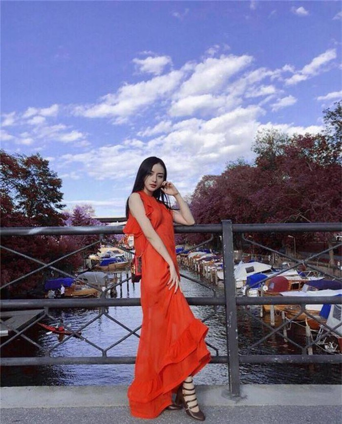 Angela Minh Châu từng gây sốt trên cộng đồng mạng một thời gian khá dài. Vì sở hữu vẻ ngoài hao hao Phạm Băng Băng nên Angela Minh Châu trở thành cái tên được nhiều người biết đến.