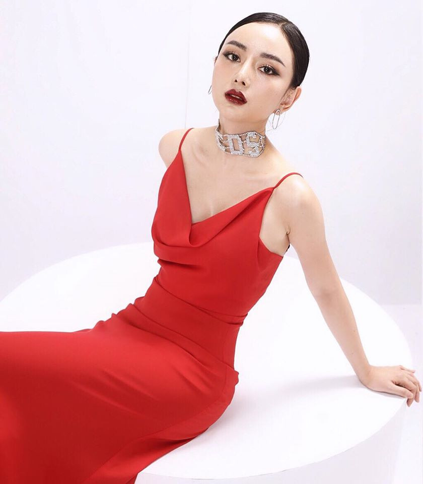 Bên cạnh đó, cô cũng ưa chuộng những trang phục tôn dáng nhưng không quá hở hang.