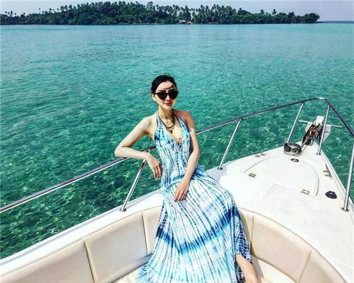 Có thể thấy cô ưa chuộng những cách phối đồ nhẹ nhàng, nữ tính, diềm xếp, bèo nhún...