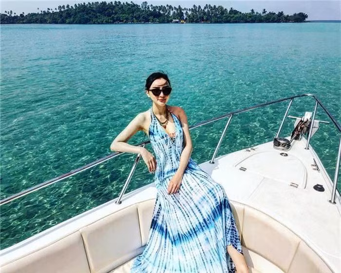 Có thể thấy cô ưa chuộng những cách phối đồ nhẹ nhàng, nữ tính, diềm xếp, bèo nhún...