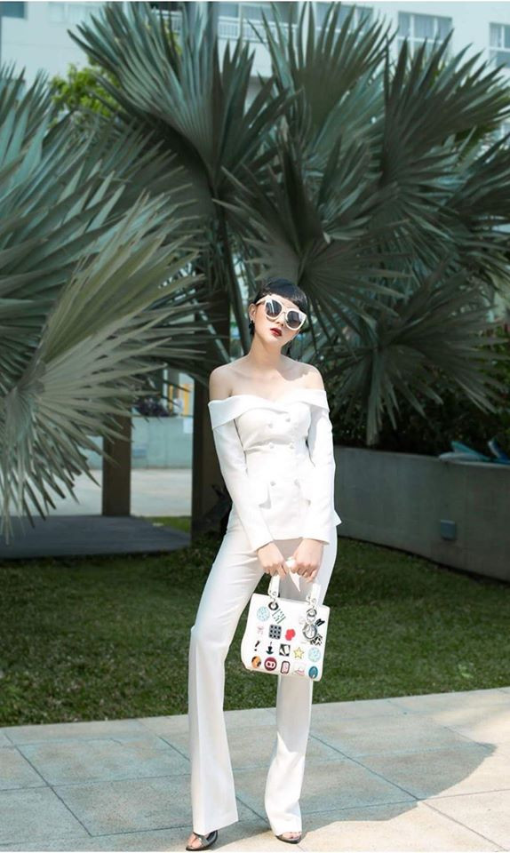 Bộ đồ màu trắng ton sur ton giúp Minh Châu thể hiện nét cá tính.