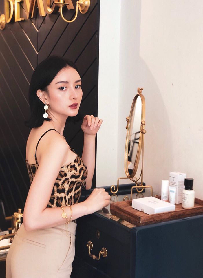 Người đẹp này khá chuộng các mẫu áo hai dây khoe bờ vai thon.