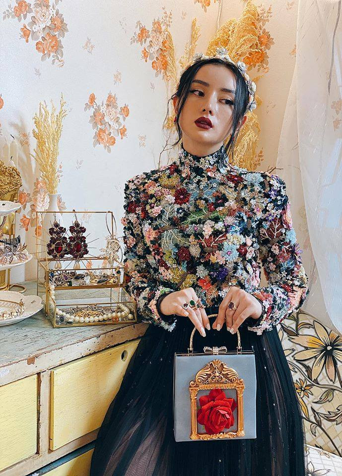 Trong bộ đồ phong cách vintage, người đẹp miền Tây trông như nàng công chúa cổ tích giữa thời hiện đại. Ảnh: FBNV. Video "Minh Hằng chia sẻ về phong cách thời trang". Nguồn: VTC.