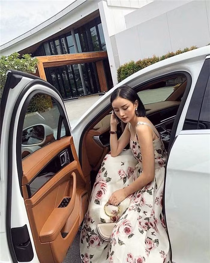 Trang phục của Minh Châu luôn khoe cơ thể tinh tế. 