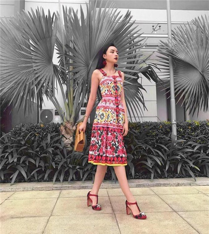 Không theo style hở hang quá đà, Angela Minh Châu gây thiện cảm với phong cách ăn mặc sành điệu và tinh tế.