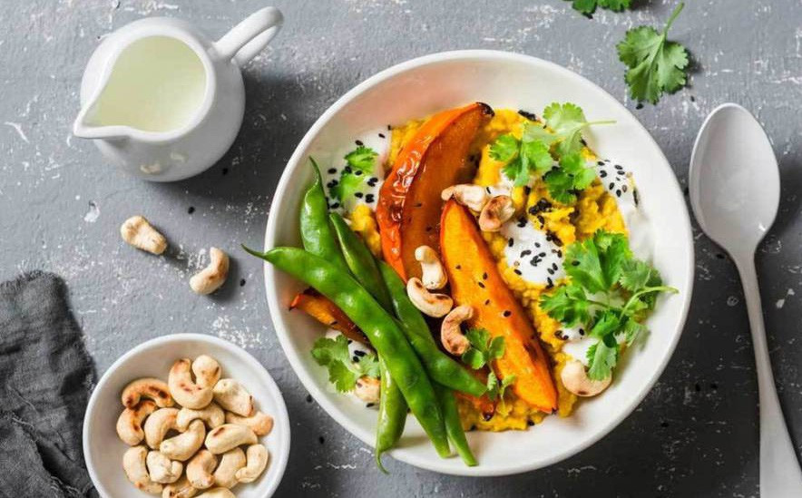 Sinh ra từ đất nước nổi tiếng với nhiều loại thảo mộc tươi, gia vị đa dạng và nhiều hương vị phong phú nên cậu út nhà tỷ phú Ấn Độ dễ dàng thực hiện mỗi ngày để giảm cân, thanh lọc cơ thể.