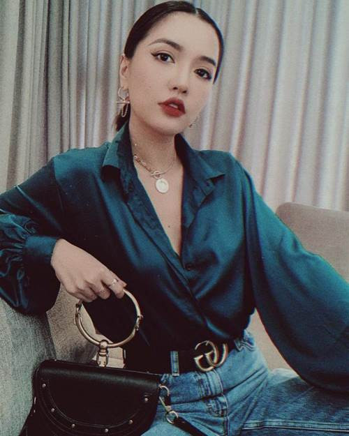 Nhiều lần diện style buông lơi đôi ba cúc áo, giọng ca "Bao giờ lấy chồng" cũng chỉ dừng lại ở giới hạn sexy nhưng vẫn thanh lịch.