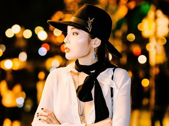 Trong khi các mỹ nhân Vbiz khác chuộng váy áo nữ tính thì Kỳ Duyên lại ưu ái sơ mi buông cúc hờ hững phối cùng nhiều kiểu quần khác nhau cho street style.