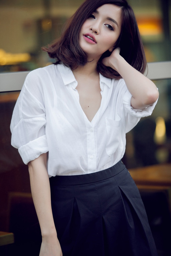 Chẳng cần phải phô bày vòng ngực một cách lộ liễu, cô nàng vẫn có thể trở nên sexy nhờ style "nửa kín nửa hở".