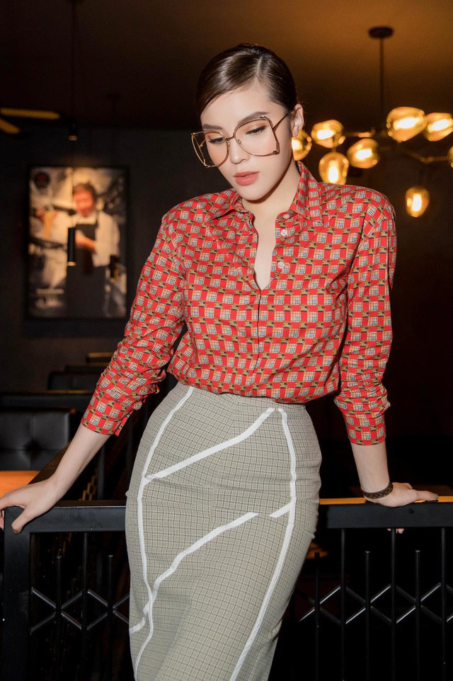 Kỳ Duyên được xem là người mang trào lưu mặc áo sơ mi bung cúc trở thành hot trend như hiện tại.
