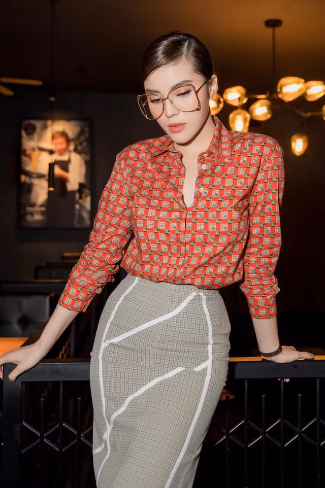 Kỳ Duyên được xem là người mang trào lưu mặc áo sơ mi bung cúc trở thành hot trend như hiện tại.