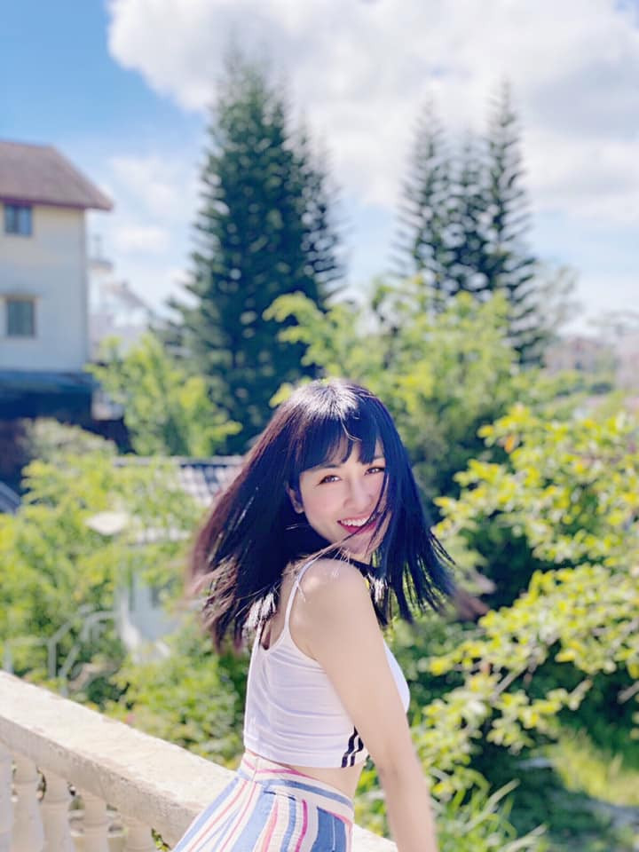 Các dạng áo croptop là items không thể thiếu giúp Trang Moon khoe eo thon.