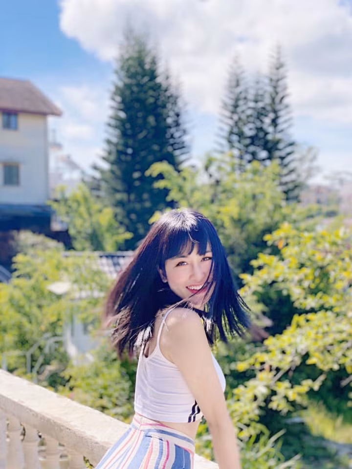 Các dạng áo croptop là items không thể thiếu giúp Trang Moon khoe eo thon.