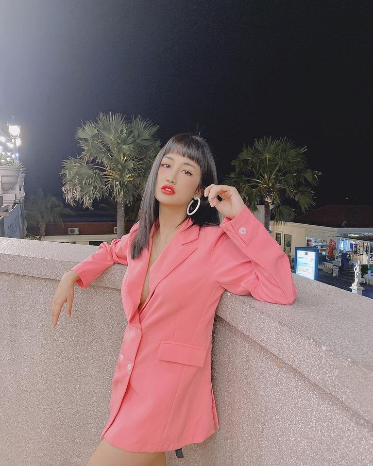 Nữ DJ sinh năm 1993 táo bạo với mốt mặc áo vest không nội y nóng bỏng.