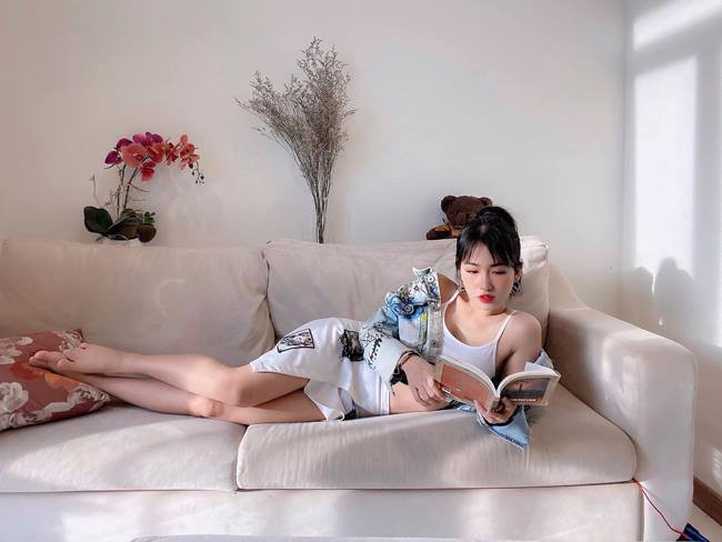 Thân hình chuẩn giúp Trang Moon dễ trang chinh phục phong cách thời trang gợi cảm.