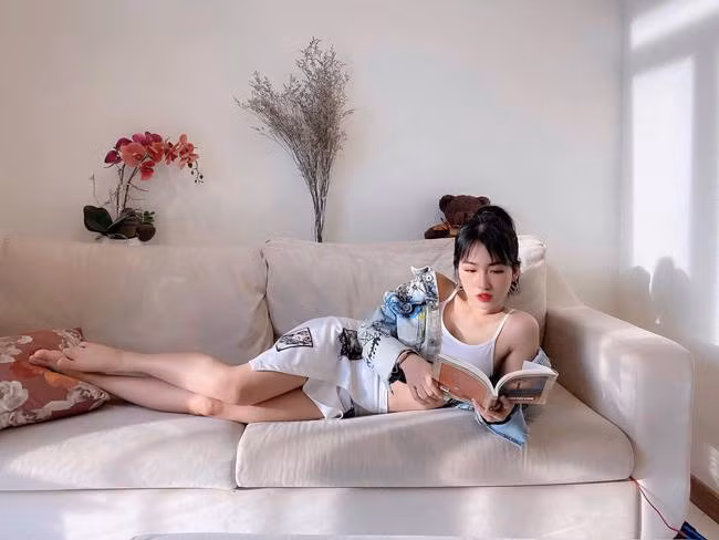 Thân hình chuẩn giúp Trang Moon dễ trang chinh phục phong cách thời trang gợi cảm.