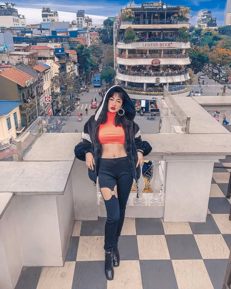 Nữ DJ 9X khoe vòng eo thon gọn trong set đồ vừa cá tính vừa sexy. Ảnh: FBNV. Mời độc giả theo dõi video "Minh Hằng chia sẻ về phong cách thời trang". Nguồn: VTC.