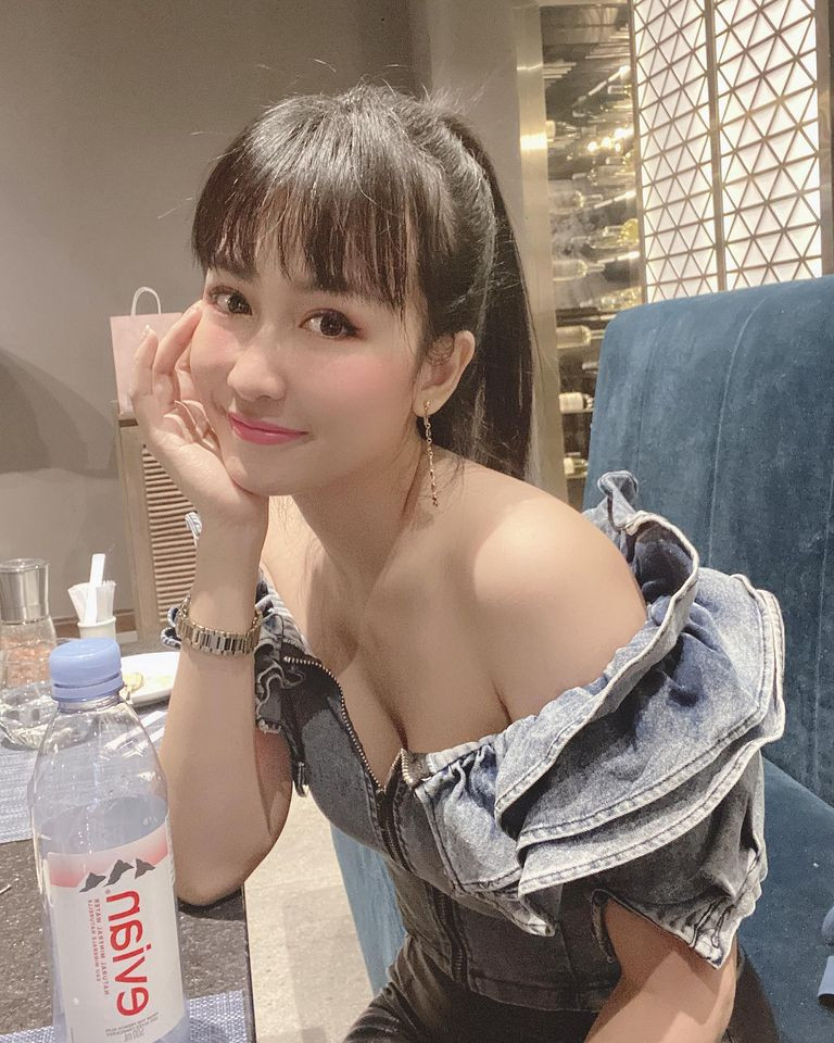 Ngoài đời, nữ DJ Hà thành theo đuổi gu thời trang gợi cảm và hở bạo.