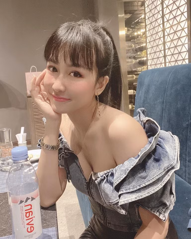 Ngoài đời, nữ DJ Hà thành theo đuổi gu thời trang gợi cảm và hở bạo.