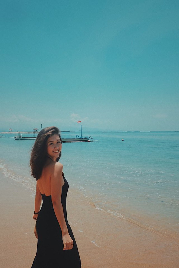 Những chuyến du lịch biển là dịp để Nam Phương khoe dáng với váy áo gợi cảm.