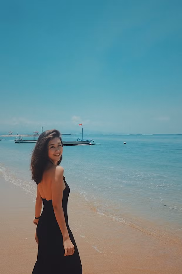 Những chuyến du lịch biển là dịp để Nam Phương khoe dáng với váy áo gợi cảm.