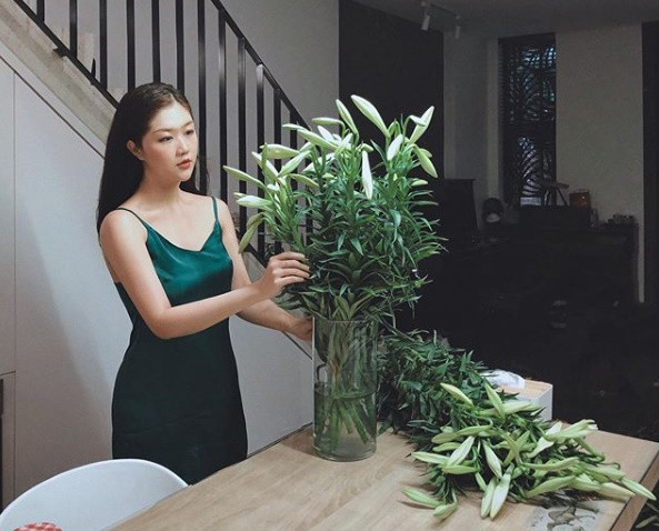 Khi ở nhà, cô nàng cũng rất quyến rũ với váy ngủ hai dây.