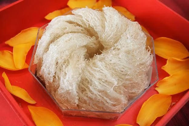 Yến sào: Đứng đầu trong các món đặc sản Nha Trang là yến sào. Đây là một sản vật quý giá mà thiên nhiên đã ban tặng cho người dân ở đây. Dưới thời phong kiến, yến sào là tặng phẩm, chỉ có các bậc Vua chúa mới được dùng.