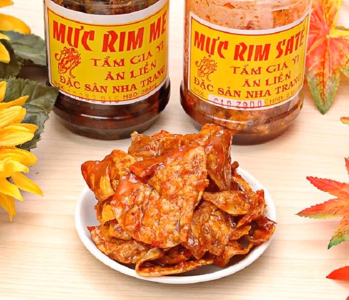 Mực rim/ghẹ sữa ram: Nếu kể đến đặc sản Nha Trang bạn không thể quên các món được chế biến từ mực và ghẹ. Mực và ghẹ không chỉ là một loại hải sản quen thuộc ở đây mà còn là một món quà ý nghĩa khi đi du lịch Nha Trang cho người thân bạn bè được các du khách vô cùng ưa thích.