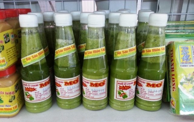 Muối ớt chanh là một món gia vị chấm những món hải sản tuyệt ngon và không thiếu khi ăn hải sản tại Nha Trang. Muối ớt chanh tuy chỉ là loại gia vị chấm nhưng nó rất nổi tiếng và rất được ưa chuộng tại Nha Trang chính vì thế du khách khi tới Nha Trang cũng muốn mua cho mình loại gia vị chấm này để mang về làm quà.