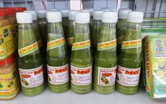 Muối ớt chanh là một món gia vị chấm những món hải sản tuyệt ngon và không thiếu khi ăn hải sản tại Nha Trang. Muối ớt chanh tuy chỉ là loại gia vị chấm nhưng nó rất nổi tiếng và rất được ưa chuộng tại Nha Trang chính vì thế du khách khi tới Nha Trang cũng muốn mua cho mình loại gia vị chấm này để mang về làm quà.