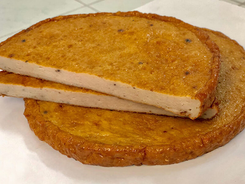 Chả cá là một trong những đặc sản nổi tiếng thơm ngon, rất đỗi bình dị nhưng lại thu hút rất đông khách du lịch đến Nha Trang thưởng thức và mang về làm quà. Công đoạn làm nên một miếng chả cá rất công phu, đòi hỏi sự kì công và tỉ mỉ. Kết hợp từ các loại cá như: cá thu, cá mồi, cá thởn, cá rựa, cá cờ, cá chuồn…tạo nên miếng chả cá rất thơm ngon.