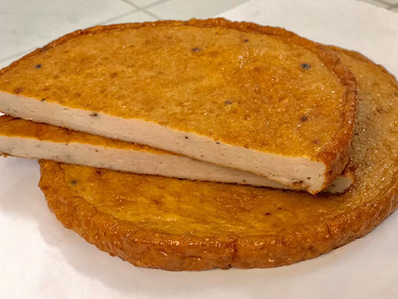 Chả cá là một trong những đặc sản nổi tiếng thơm ngon, rất đỗi bình dị nhưng lại thu hút rất đông khách du lịch đến Nha Trang thưởng thức và mang về làm quà. Công đoạn làm nên một miếng chả cá rất công phu, đòi hỏi sự kì công và tỉ mỉ. Kết hợp từ các loại cá như: cá thu, cá mồi, cá thởn, cá rựa, cá cờ, cá chuồn…tạo nên miếng chả cá rất thơm ngon.