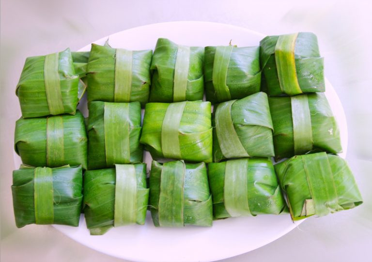 Nem Ninh Hòa xứng đáng là một đặc sản Nha Trang nên mua làm quà. Nem được làm từ thịt heo tẩm ướp gia vị đem cuộn với chùm ruột rồi gói trong lá chuối khoảng 3 ngày là ăn được. Với nem chua bạn có thể mua về chế biến thành nem nướng chấm với tương cay ngon tuyệt.