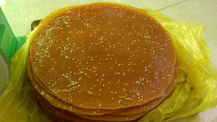 Bánh xoài Nha Trang: Tuy được chế biến khá đơn giản từ quả xoài chín đem bỏ vỏ, rửa sạch rồi nạo nhỏ ép lấy nước. Sau đó người dân lấy hỗ hợp trên bỏ lên bếp đun cùng khuấy đều tay cho tới khi sền sệt đổ vào bánh tráng đem phơi khô rồi dùng nilon bọc lại để bảo quản. Những món ăn dân dã này chính là đặc sản nổi tiếng ở Nha Trang.